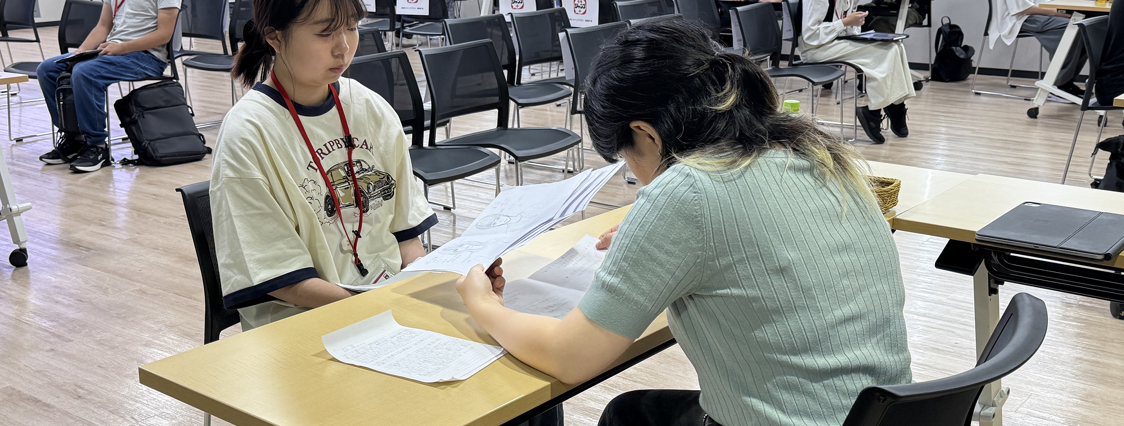 作品添削を受ける学生