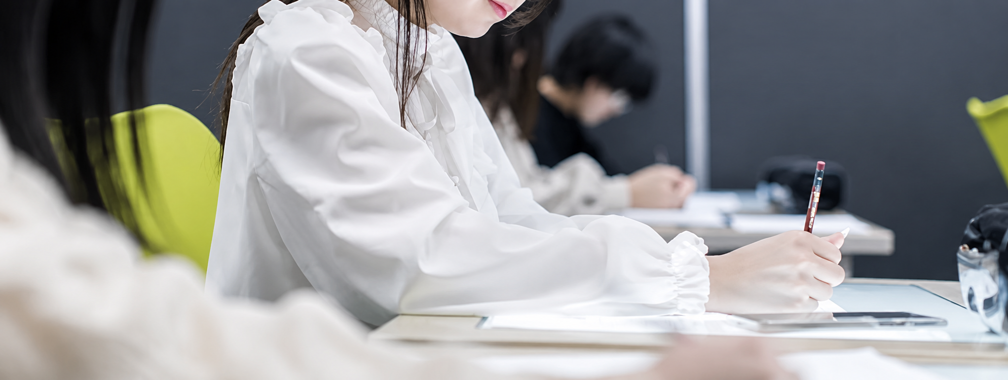 マンガ制作に取り組む授業風景