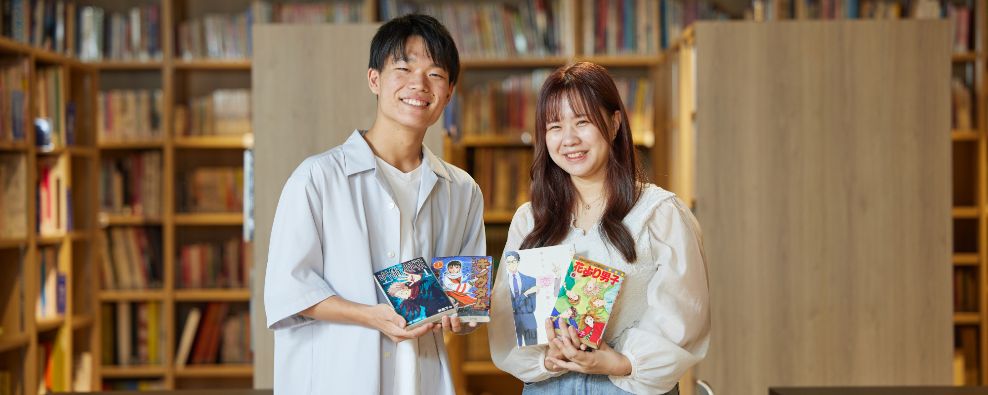 マンガ作品を手に持つ学生